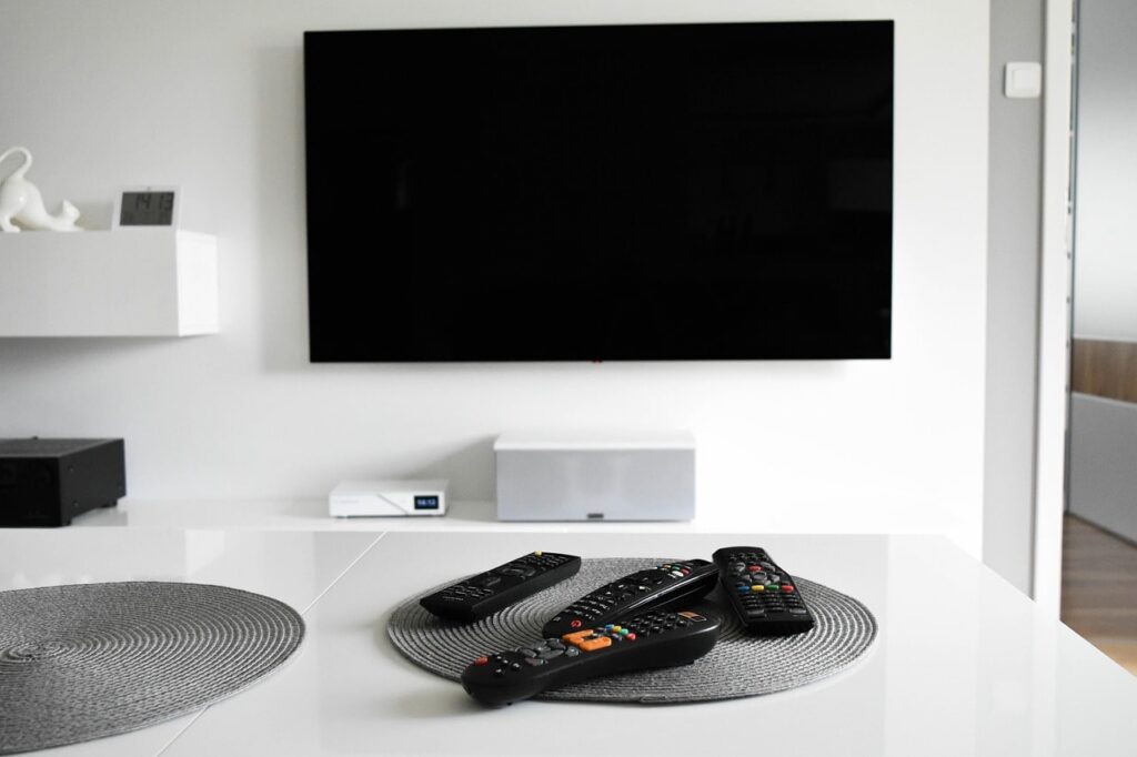 Un élégant "meuble TV avec cheminée" intégrée, offrant à la fois un espace pour la télévision et une ambiance chaleureuse