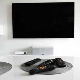 Un élégant "meuble TV avec cheminée" intégrée, offrant à la fois un espace pour la télévision et une ambiance chaleureuse