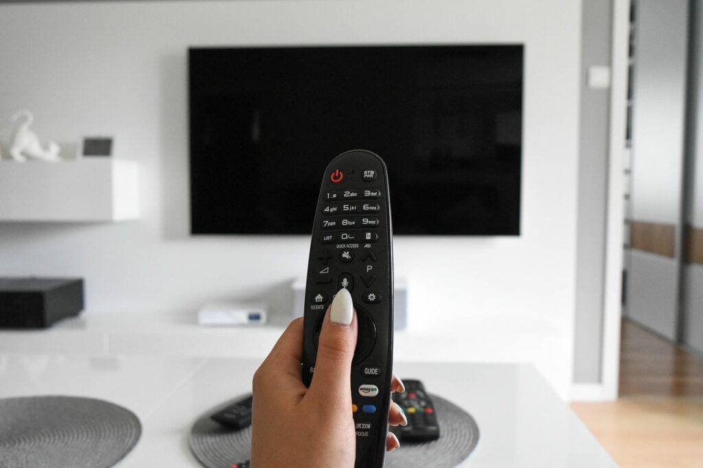 Un élégant "meuble TV mural" blanc et bois, avec des étagères et des tiroirs intégrés, pour un design flottant et aéré.