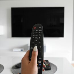 Un élégant "meuble TV mural" blanc et bois, avec des étagères et des tiroirs intégrés, pour un design flottant et aéré.